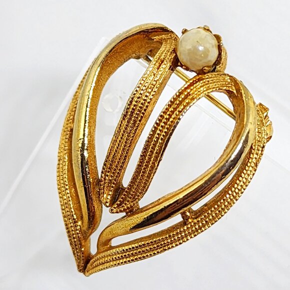 Vintage Gold Stylized Heart Shape Shiny and Textured Natural Pearl Brooch Pin - Picture 2 of 10